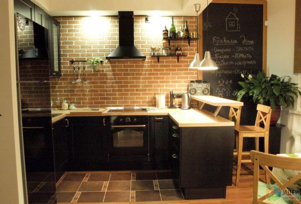 Cuisine originale de style loft avec mobilier noir