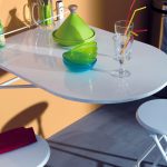 La table semi-circulaire originale en blanc