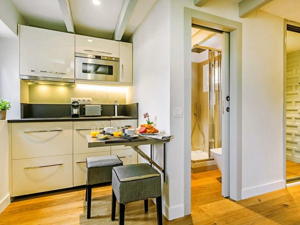 Table pliante dans une très petite cuisine