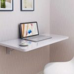 Table pliante avec fixation au mur pour une petite pièce