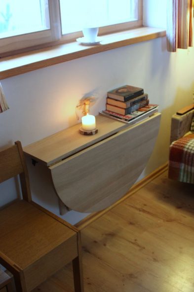 Table pliante avec étagère