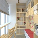 Armoire ouverte et étagères sur la loggia
