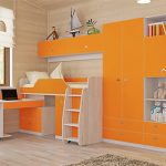 Excellent mobilier pour une chambre d'enfants dans des couleurs vives et ensoleillées.