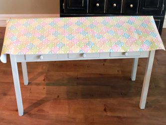 Coupez un morceau de papier peint de la bonne taille.