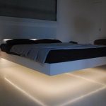 Un lit montant ajoute à l'illusion d'espace et de liberté.