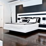 Le lit plateforme est connecté aux tables de chevet et au dossier