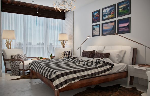 Couverture et oreillers sur des chaises dans une grande et petite cellule