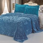 Spathe sur un lit de fausse fourrure de couleur bleuet