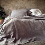 Couvrir sur un lit de lin naturel