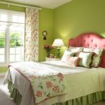 Couvre-lit sur le lit dans le style de la Provence