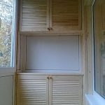 Étagères et étagères sur le balcon