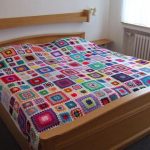 Version multicolore de la couverture sur le lit