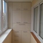 Différents compartiments dans le placard sur la loggia