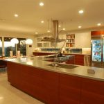 Cuisine chic avec réfrigérateur intégré transparent