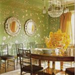 Salle à manger élégante avec miroirs