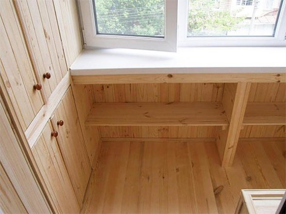 Armoire et étagères sur la loggia