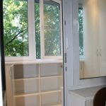 Armoire et étagères sous la fenêtre sur le balcon