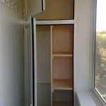 Armoire en plastique sur le balcon