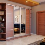 Armoire coulissante avec deux tablettes latérales