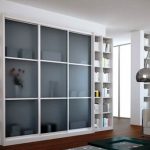 Armoire à portes givrées transparentes de couleurs vives