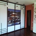 Armoire coulissante dans une niche avec des paysages d'hiver