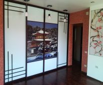 Armoire coulissante dans une niche avec des paysages d'hiver