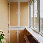 Garde-robe avec vos mains sur le balcon