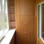 Cabinet avec tablettes ouvertes