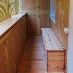 Penderie, étagère et banc de rangement sur le balcon