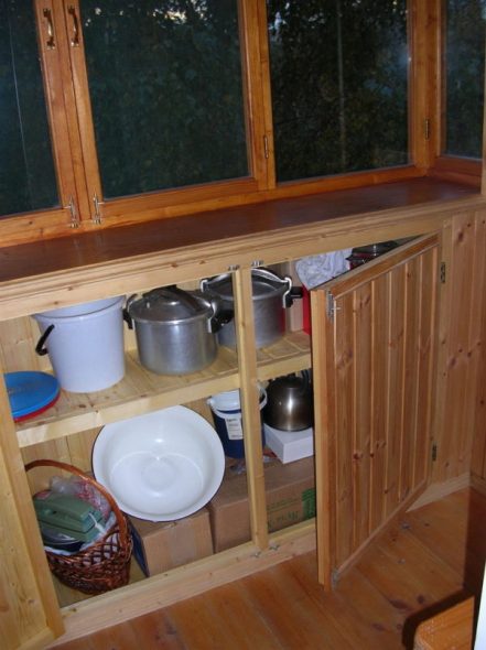 Longue armoire, placée sous la fenêtre entière