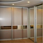 Penderies coulissantes à l'intérieur d'une salle