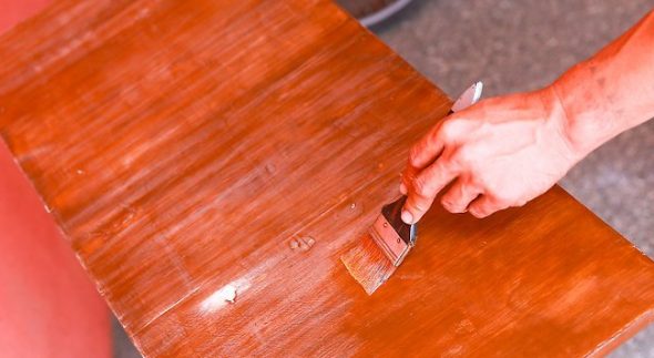 Appliquer une couche de vernis