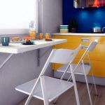 Comptoir de bar pliable dans la cuisine