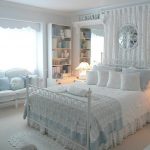 Chambre aux couleurs pastel avec de beaux ornements