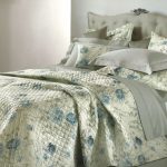 Couvre-lit matelassé avec des roses