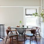 Table ronde en verre et intéressantes chaises en bois kitsch