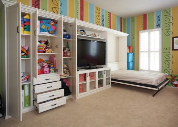 Mur à la crèche avec un lit pliant
