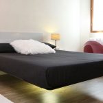 Ce lit repose sur ses propres piliers, créant l'illusion d'un vol.