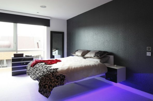 Papier peint foncé et lit montant