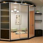 Armoire de toilette d'angle dans le couloir