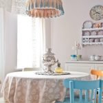 Nous décorons l'intérieur de la cuisine dans un style classique ou rustique à l'aide du service au mur