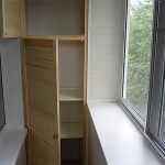 Armoire à panneaux en bois étroite