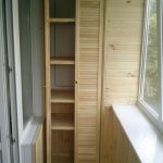 Étroit armoire intégrée sur le balcon