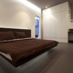 Le bois blanc et naturel est utilisé dans cette chambre.