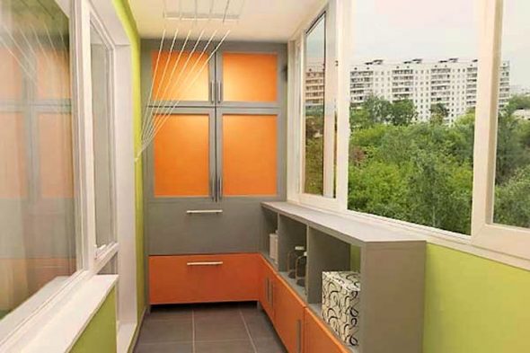 Garde-robe spacieuse sur le balcon