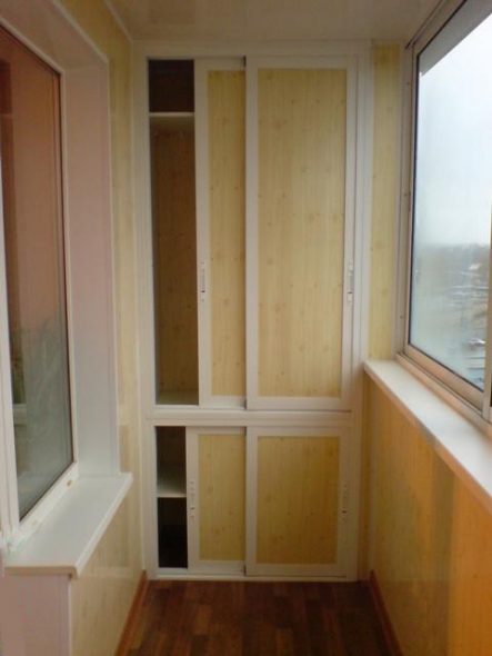 Armoire encastrée sur le balcon