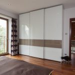 Grande armoire blanche dans la chambre