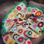 Couverture brillante de motifs multicolores