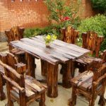 Table et chaises en bois d'origine