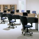 La combinaison des couleurs sombres et claires au bureau